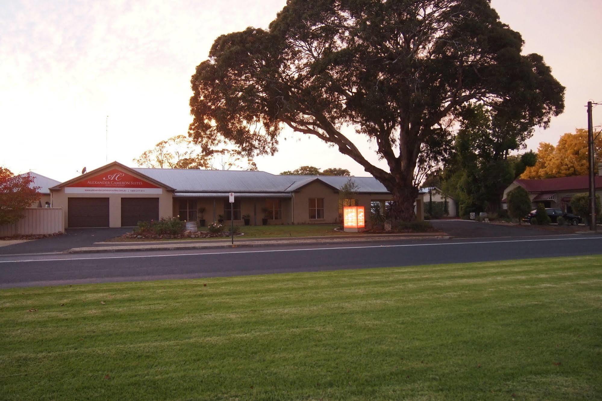 Alexander Cameron Suites Penola Exterior photo
