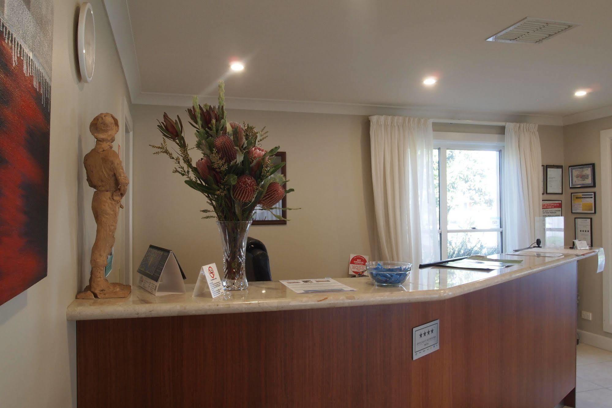Alexander Cameron Suites Penola Exterior photo