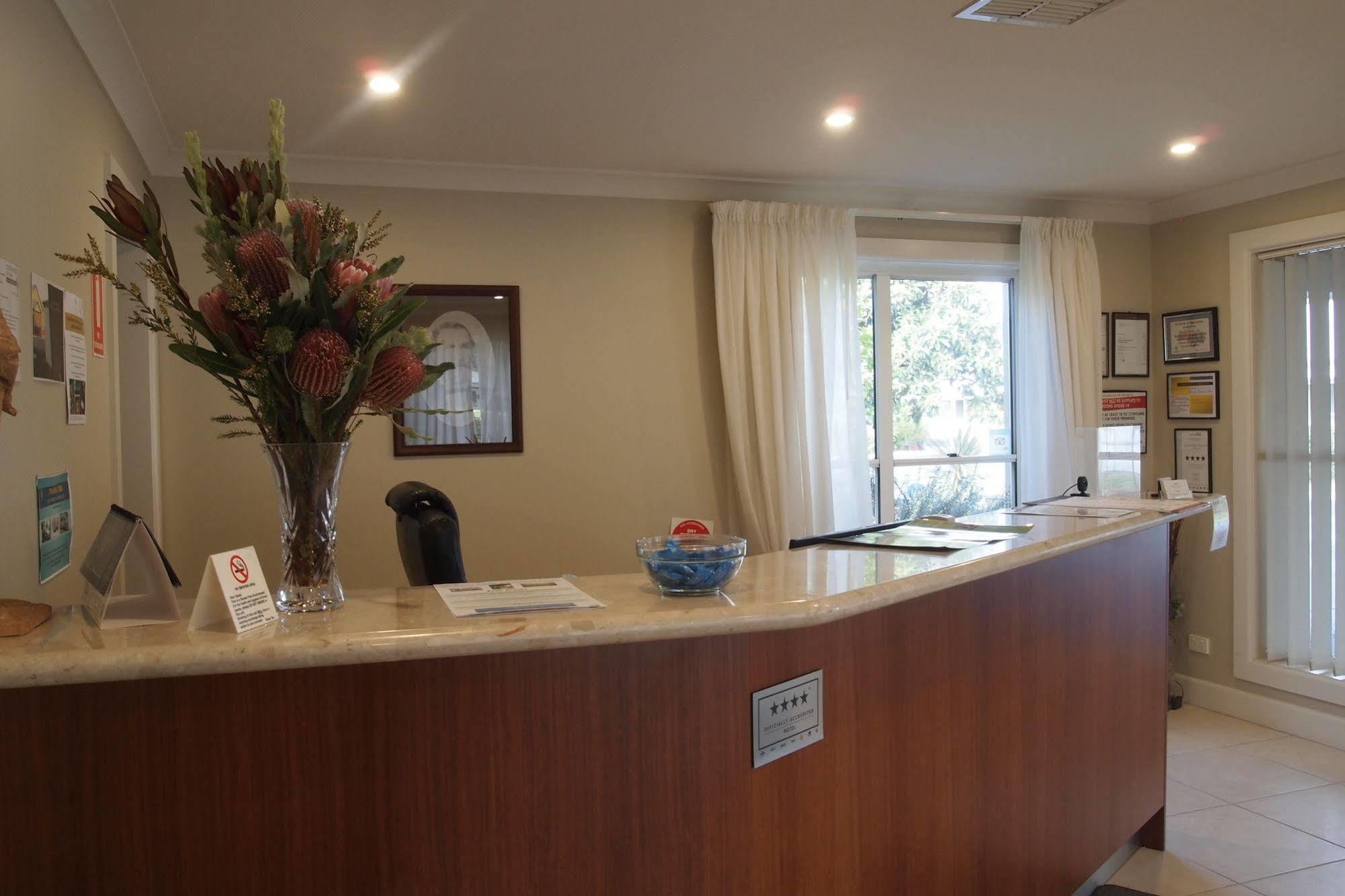 Alexander Cameron Suites Penola Exterior photo