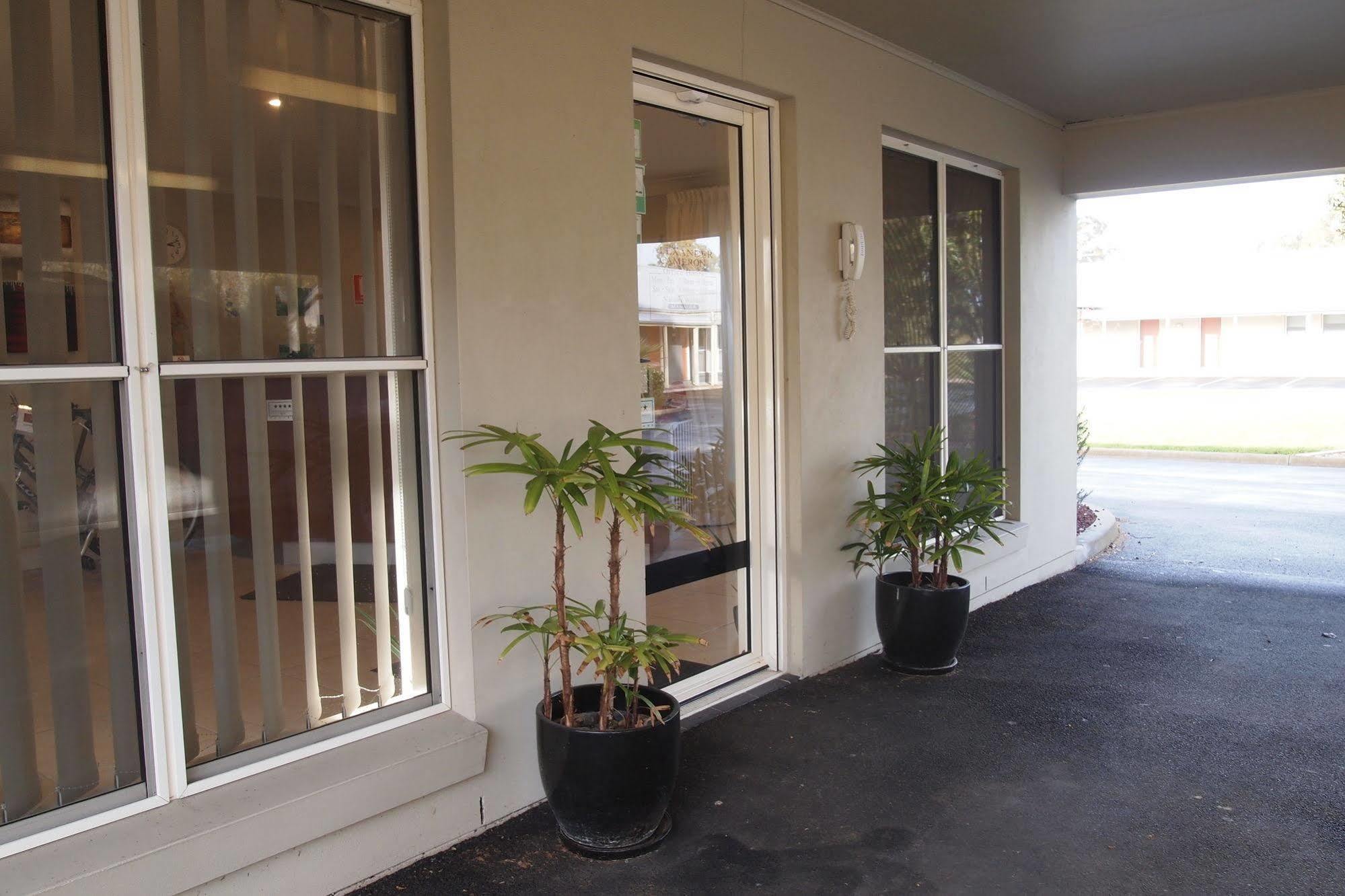 Alexander Cameron Suites Penola Exterior photo