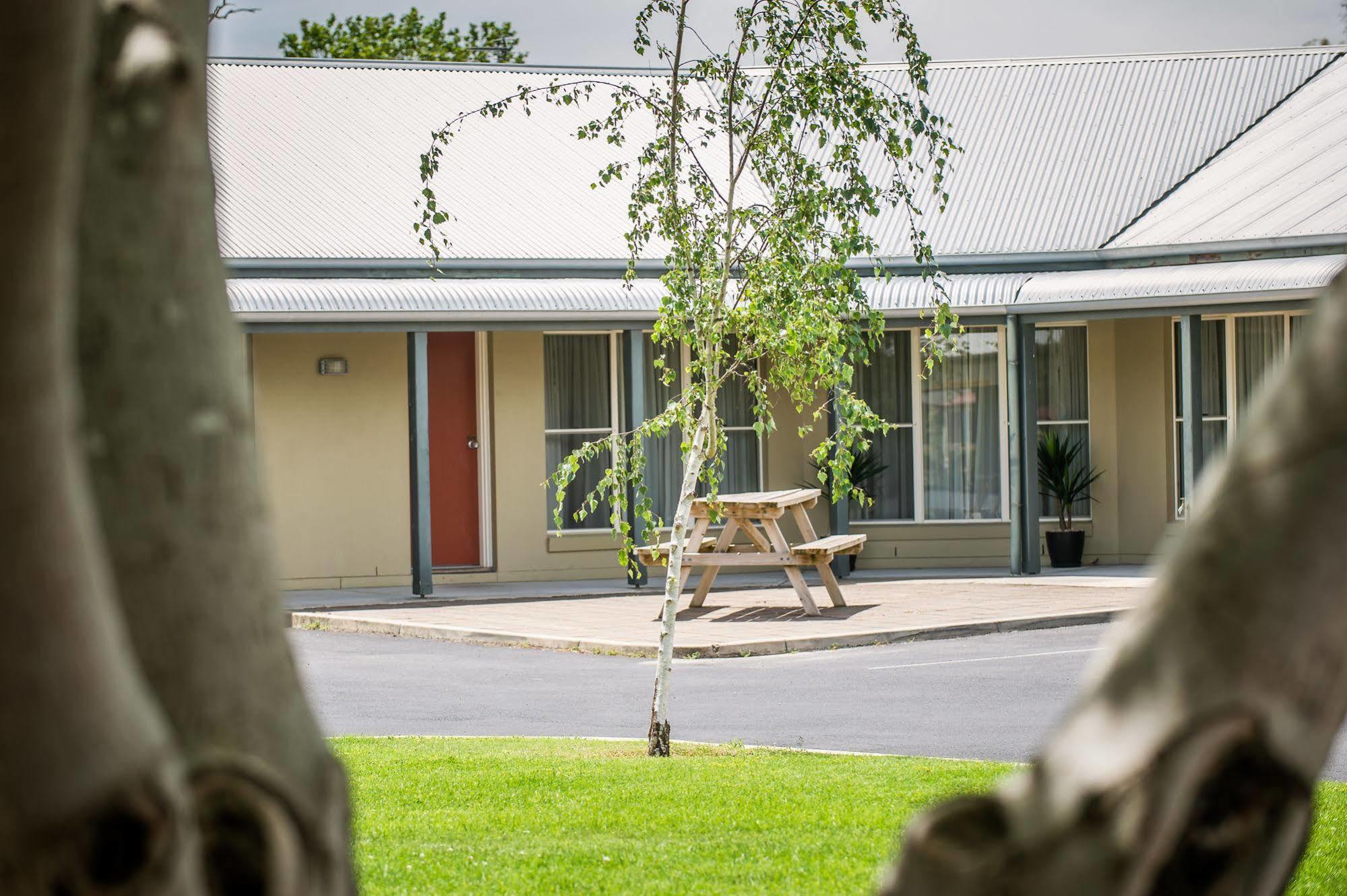 Alexander Cameron Suites Penola Exterior photo