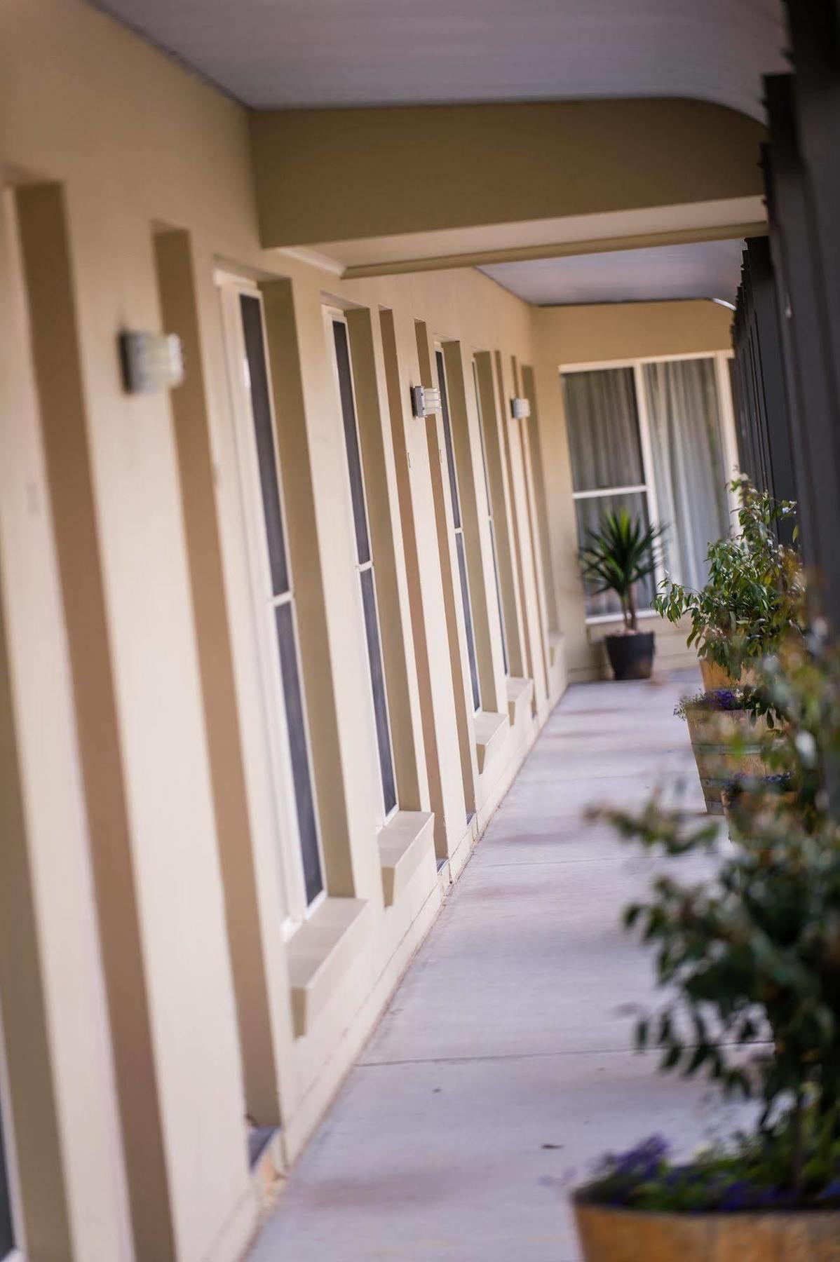 Alexander Cameron Suites Penola Exterior photo