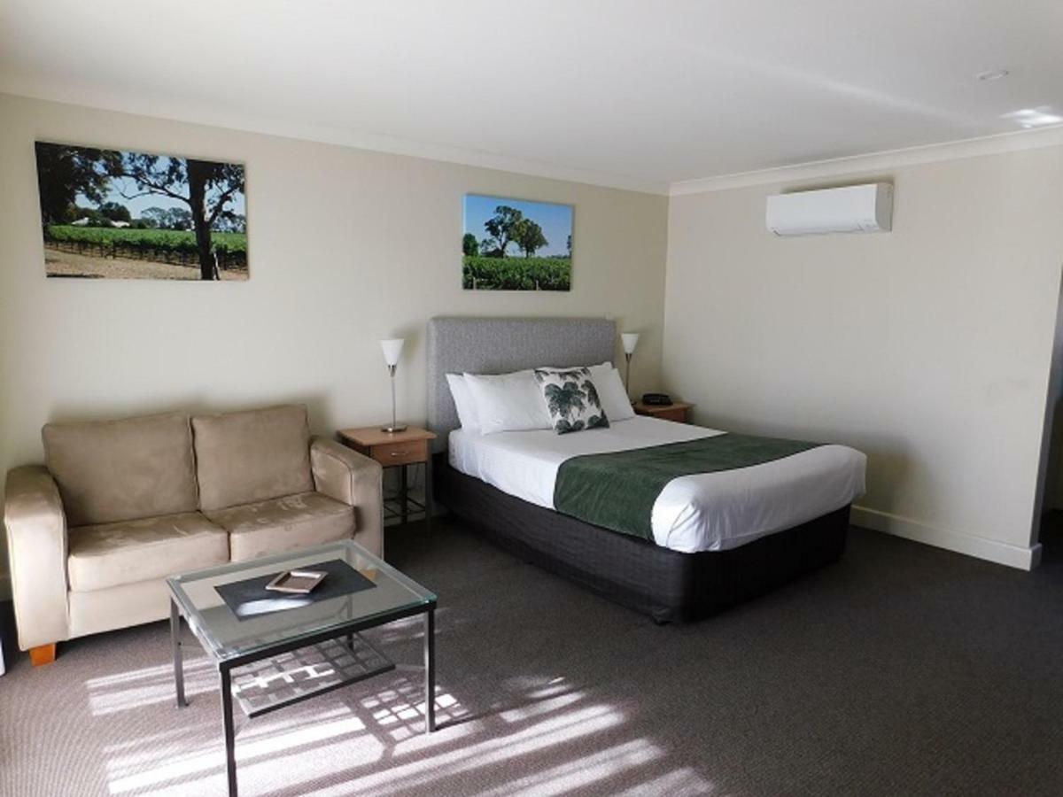 Alexander Cameron Suites Penola Exterior photo